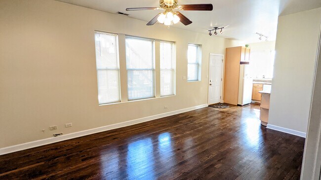 Building Photo - 3313 W Wilson Ave