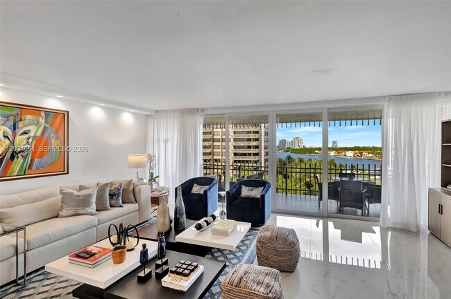 Foto del edificio - 2 Grove Isle Dr