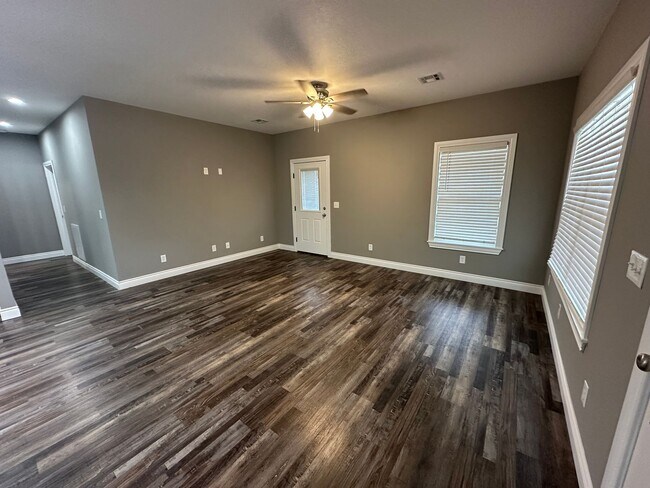 Foto del edificio - Newer 2-Bed 2-Bath home with high end finishes on quiet small town street! RENT-$1,200.00