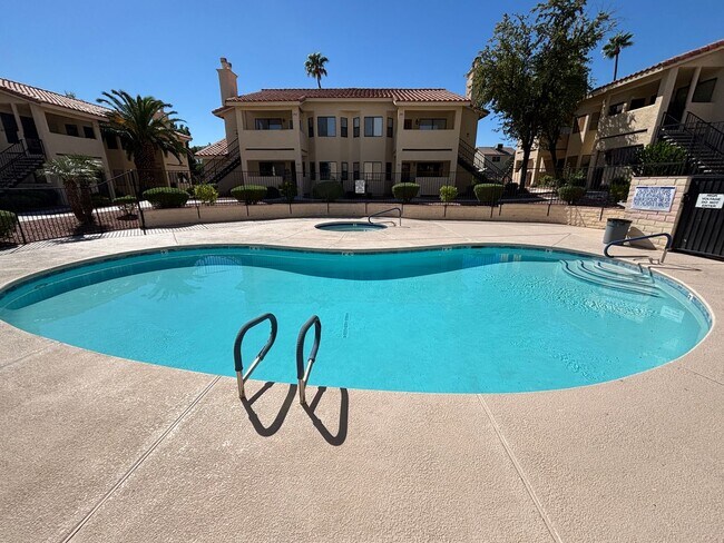 Building Photo - Gorgeous 2BED/2BATH Condo nestled in a Roc...