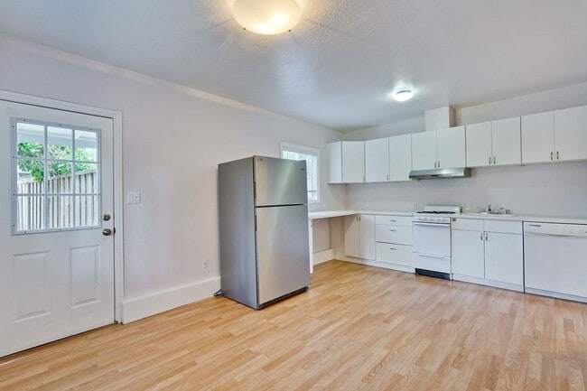 Building Photo - Private ADU with Fenced Yard, Indoor Laund...