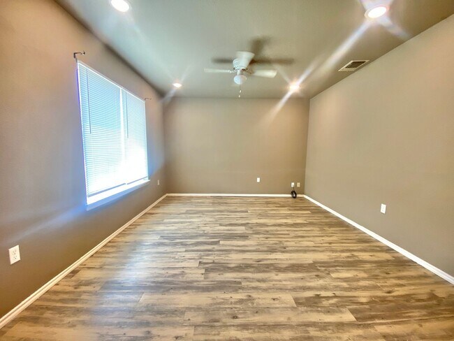 Foto del edificio - 3 bed and 2 bath available near Estacado H...