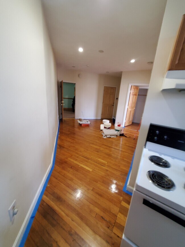 Building Photo - 352 Riverway