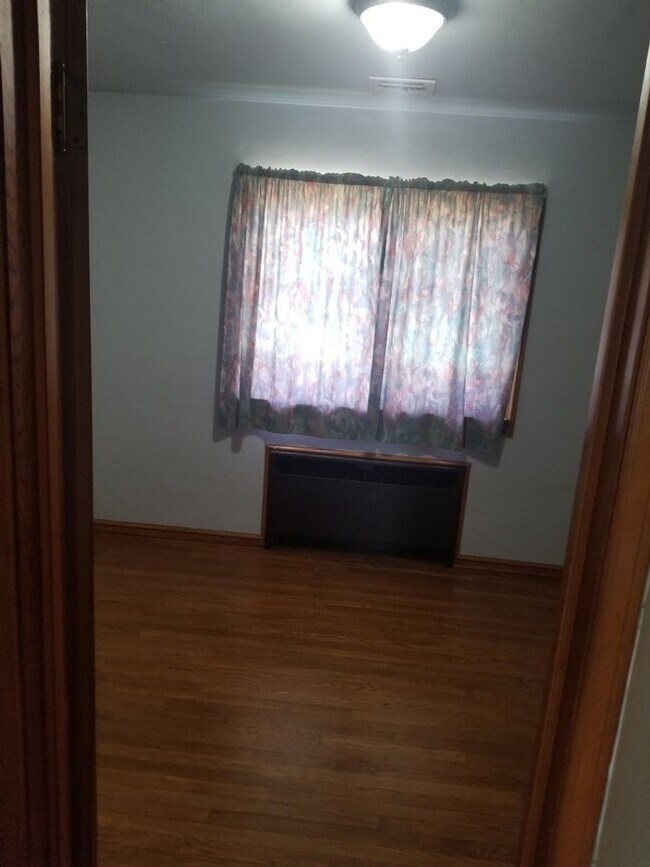 Building Photo - 3 Bedroom, 1 Bathroom Home!!