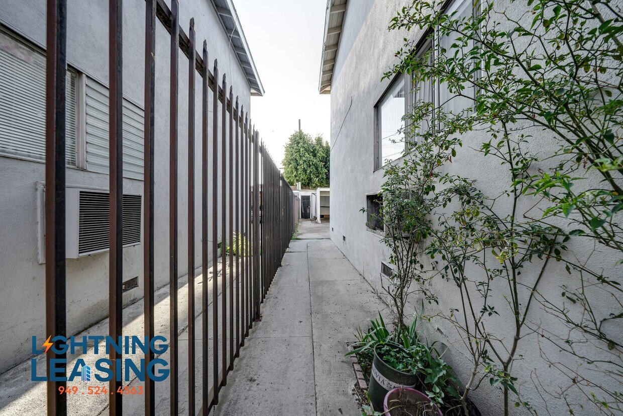 Foto principal - 6927 Whitsett Ave