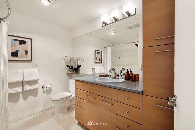 Baño - 1420 E Pine St