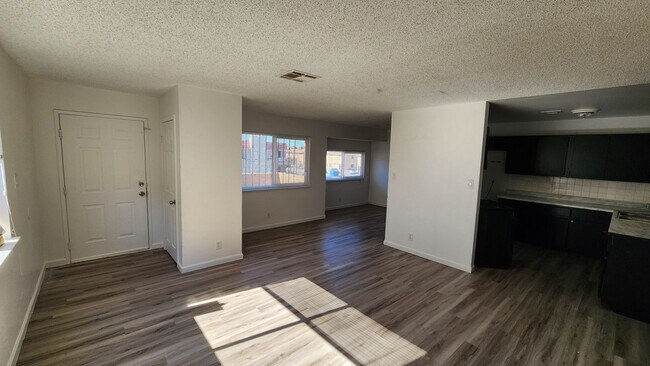 Foto del edificio - 6940 Hopkins Dr