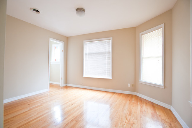 living room - 2431 N Farwell Ave