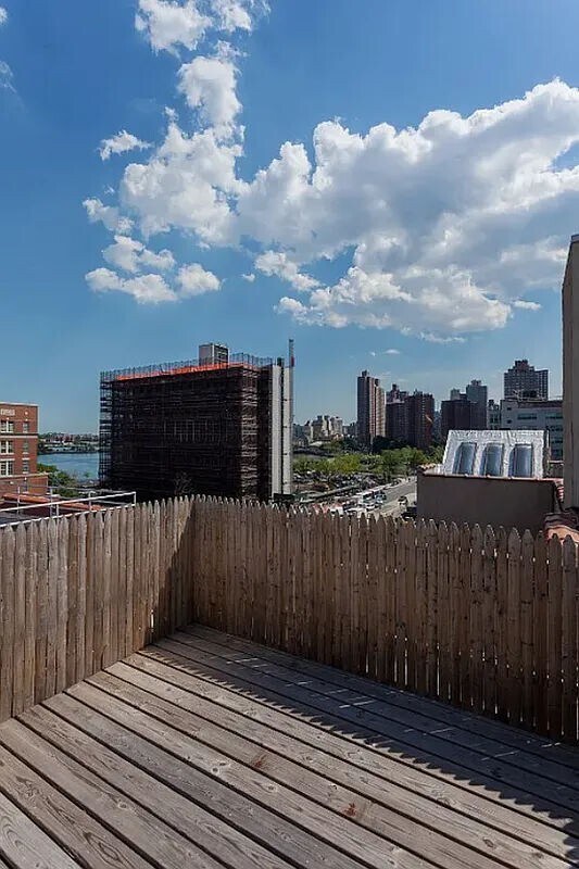 Building Photo - 326 E 100th St