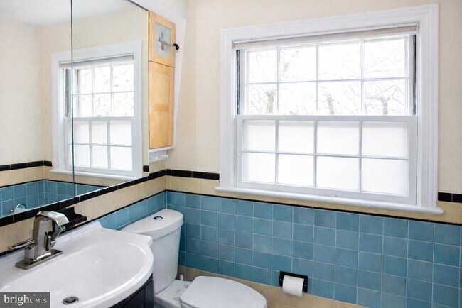 Building Photo - 9510 Warren St