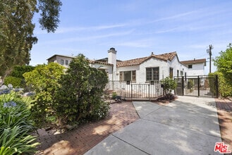 Building Photo - 1122 S La Peer Dr