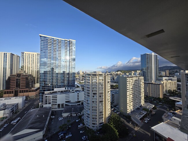 Building Photo - 747 Amana St