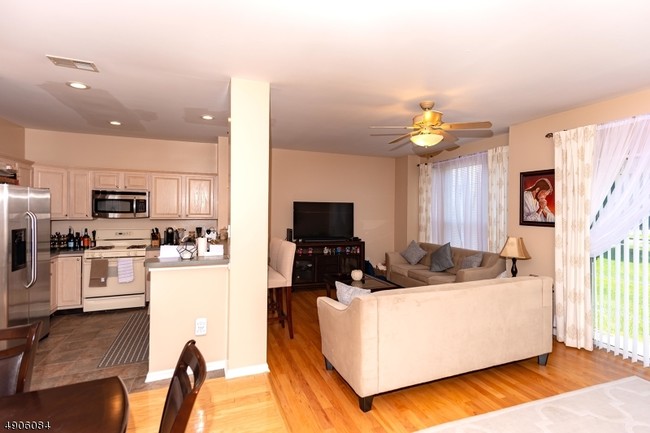 Building Photo - 303 Lilac Dr
