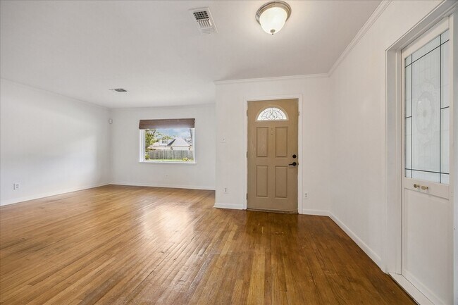 Building Photo - 1136 Oak Tree Dr