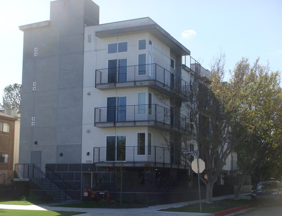 Beautiful, well maintained building - 12324 Moorpark St
