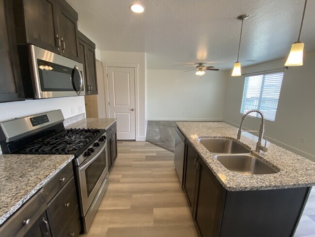 Building Photo - "Spacious 4-Bedroom Townhouse Retreat on S...