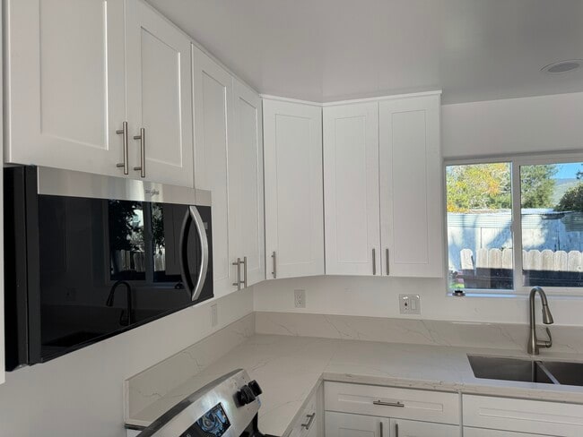 Building Photo - 376 Ramona Dr