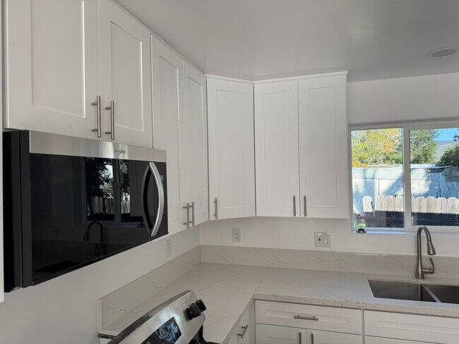 Foto del edificio - 376 Ramona Dr