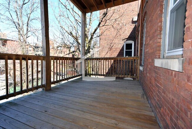 Building Photo - Recently Renovated, In-Unit Washer and Dry...