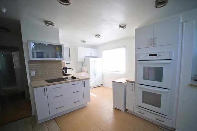 Foto del edificio - 454 Woodland Dr W