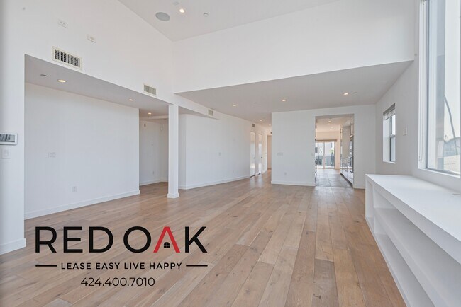 Building Photo - Stunning Three-Bedroom with Luxurious Fini...