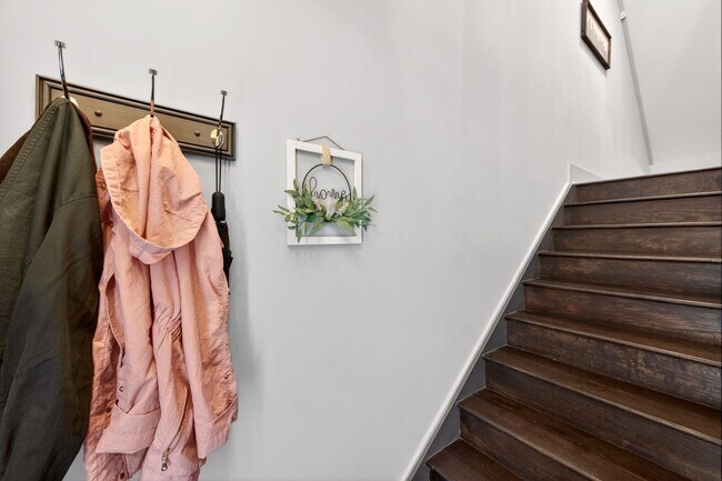 Foto del edificio - Ready to move into this beautifully maintained townhome with an attached garage in the heart of S...