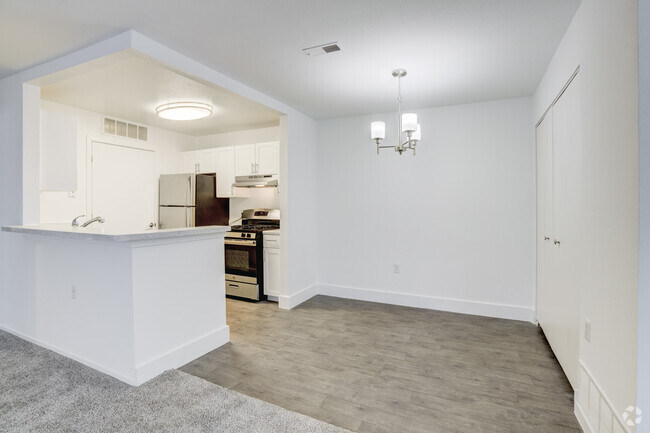 3BD, 2BA - 1,159SF - Dinning Room - Arbor Club Apartments - Ann Arbor, MI