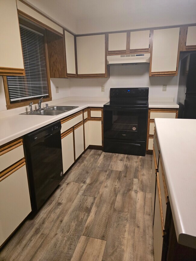 Foto del edificio - 2231 Cloudview Ct