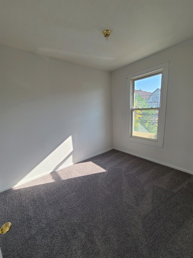 Building Photo - 358 Clifton Ave