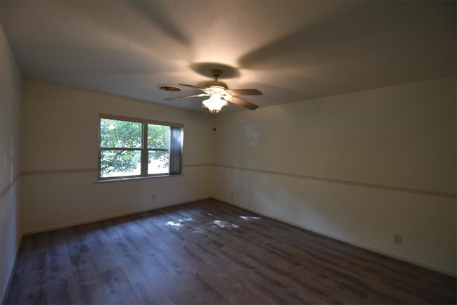 Foto del edificio - 1361 N Rose Dr