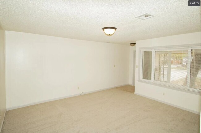 Foto del edificio - Cozy 2 Bedroom 1 Bathroom Home