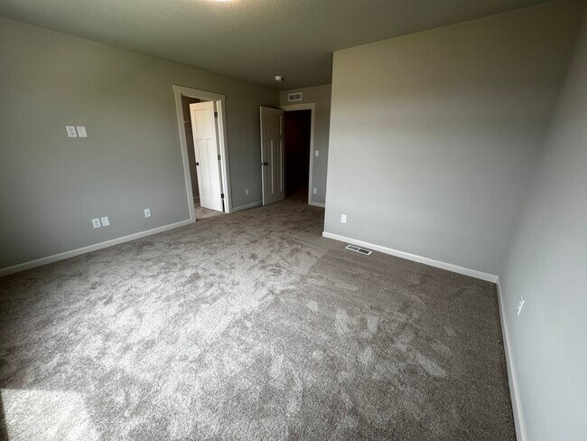 Building Photo - 3340 SE Farrow Ln