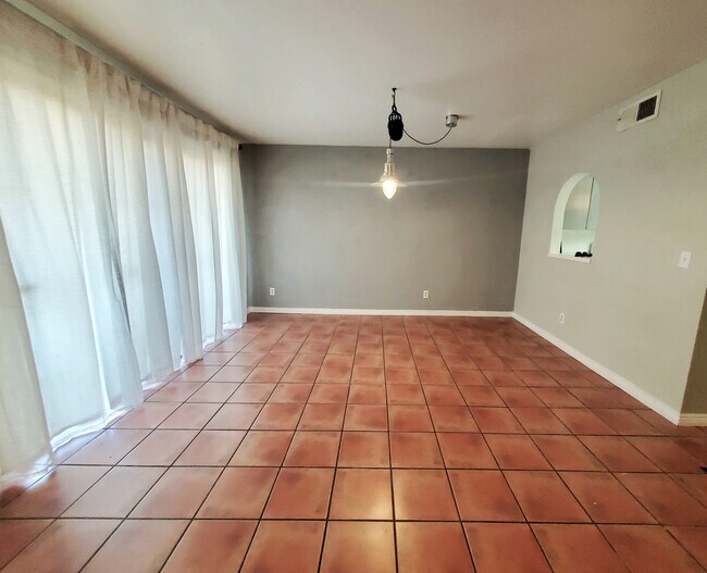 Foto del edificio - 609 W 13th St