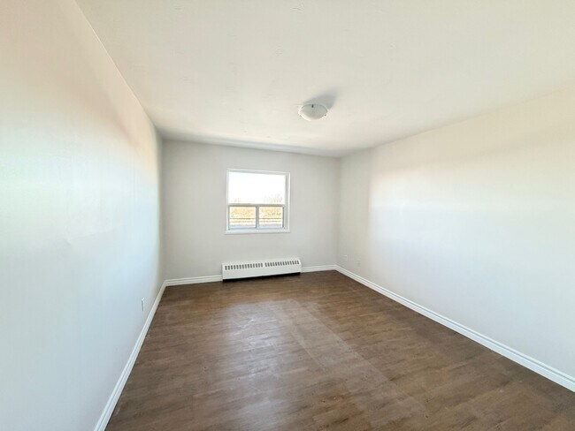 Building Photo - 20 Bradmon Dr