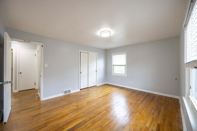 Foto del edificio - 2416 Warrensville Center Rd