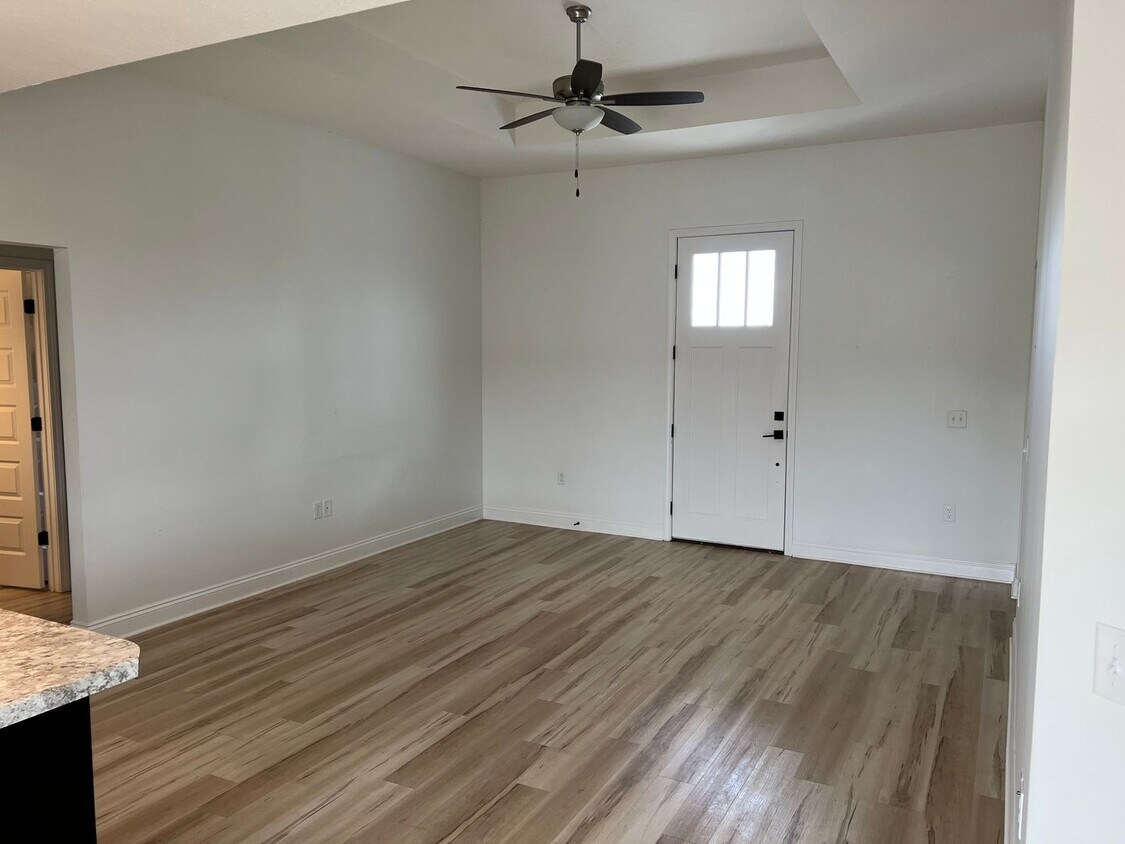 Building Photo - 4 bedroom 2 bath house