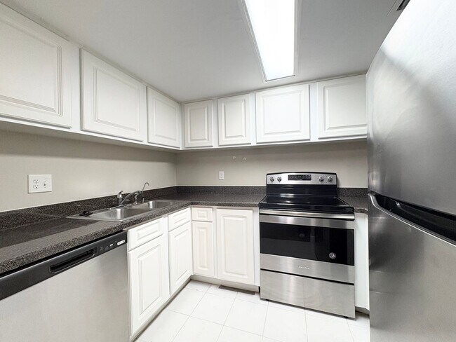 Building Photo - Beautiful Corner Unit with Vinyl Plank Flooring & Private Screened Patio