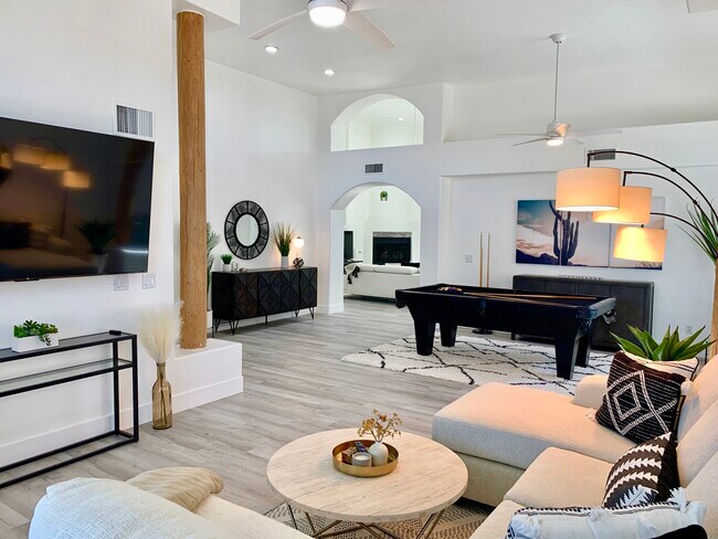 Open family room for entertainment - 10790 N La Quinta Dr