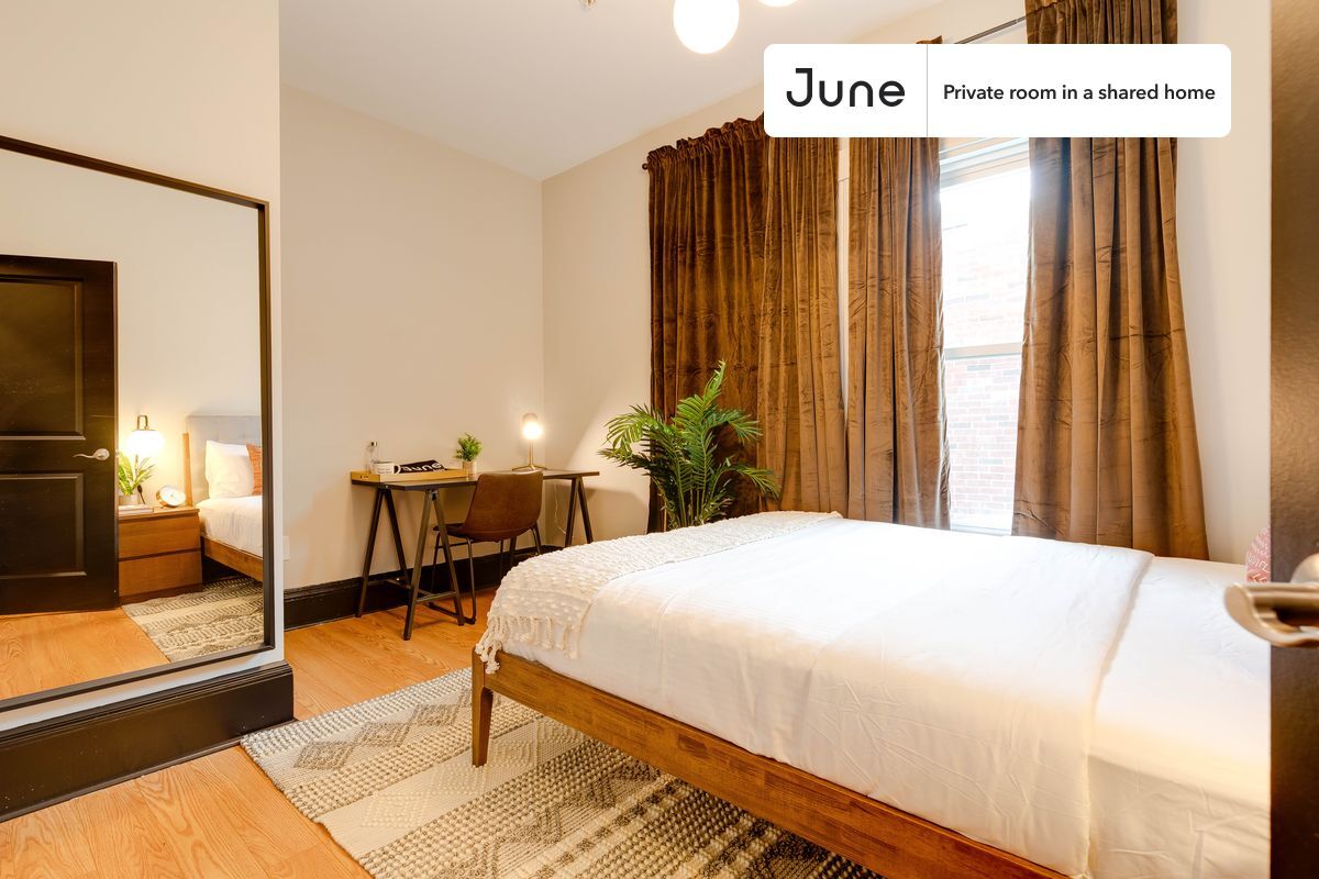 Foto principal - Private bedroom in 3 bed/1 bath Home
