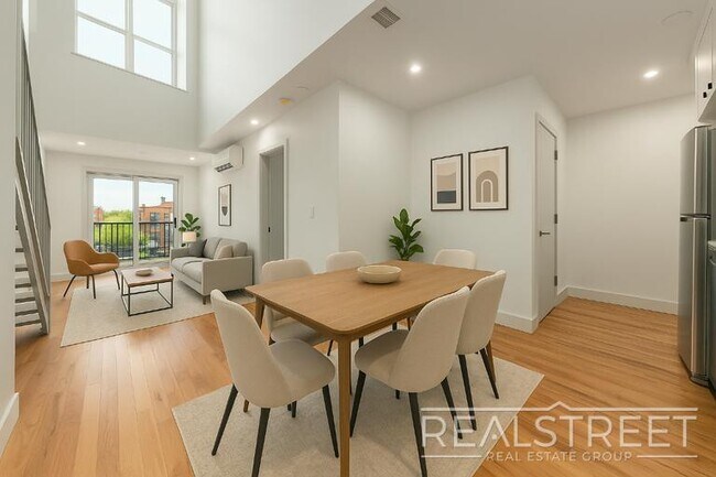 Building Photo - Penthouse 2BR/2BA with Private Roof Deck, ...