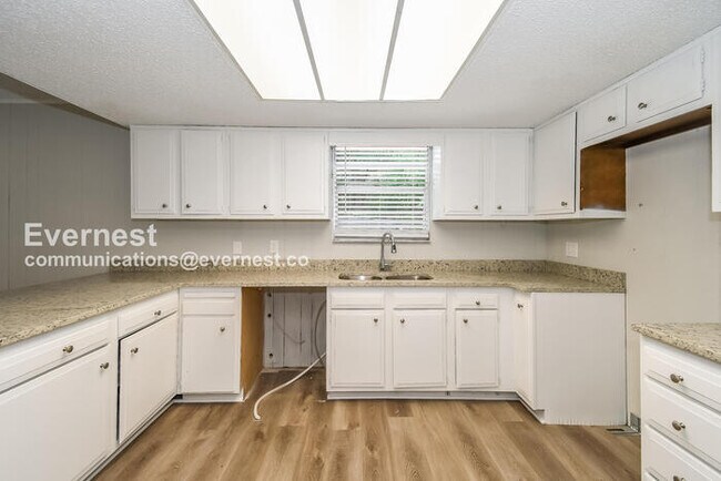 Building Photo - 3323 Lakemar Pl