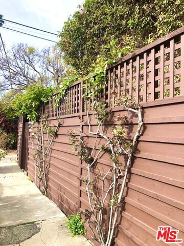 Foto del edificio - 2408 Oakwood Ave