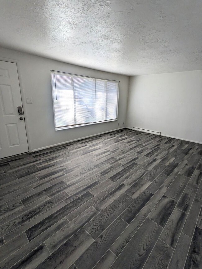 Building Photo - 3 Bed 1 Bath Home for Rent in Sunset City!