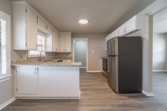 Building Photo - * Move-In Special * Fully Remodeled 3 Bed,...