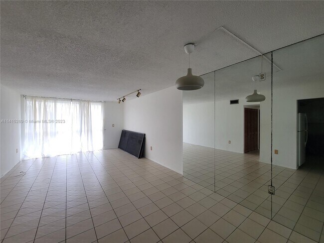 Foto del edificio - 2500 NE 135th St