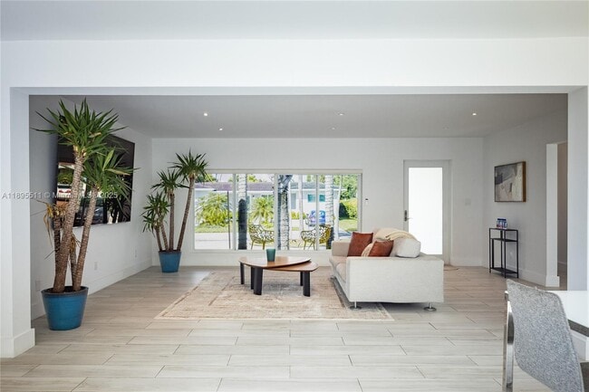 Building Photo - 1080 NE 104th St