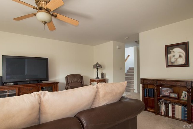 Foto del edificio - 4 Tamarack Ct