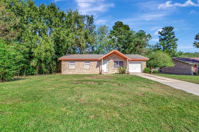 Building Photo - Lovely Ladson Brick Ranch!