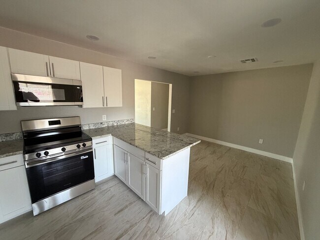 Foto del edificio - Newly Remodeled 4 Bedroom Two Bath Home