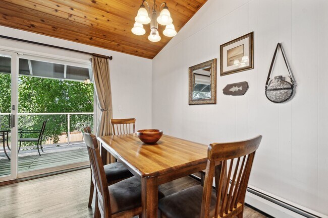 Foto del edificio - 1 bedroom, 1 bath condo on Whitefish Lake